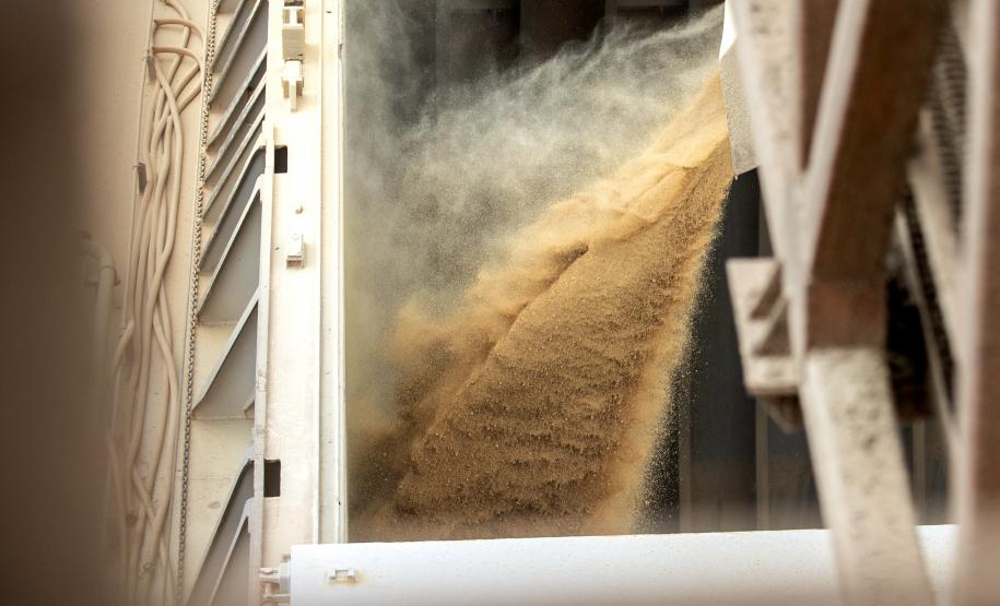 Navio de velas metálicas, Pyxis Ocean começa embarque de 63 mil toneladas em Paranaguá