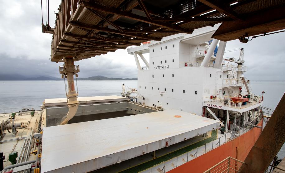 Navio de velas metálicas, Pyxis Ocean começa embarque de 63 mil toneladas em Paranaguá