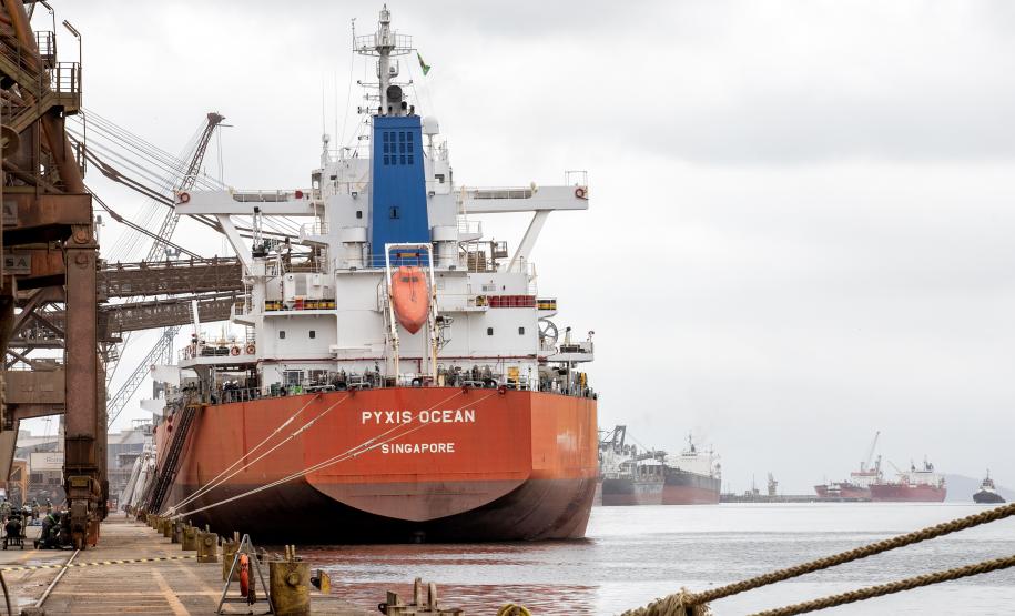 Navio de velas metálicas, Pyxis Ocean começa embarque de 63 mil toneladas em Paranaguá