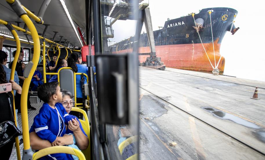 Porto de Paranaguá recebe grupo especial da comunidade surda