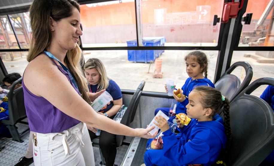 Porto de Paranaguá recebe grupo especial da comunidade surda