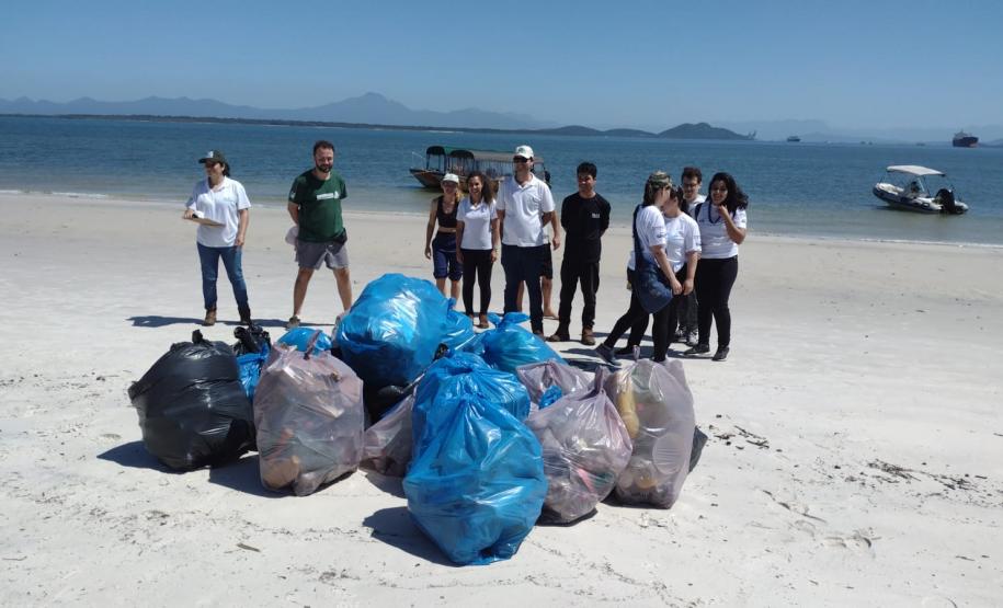 Portos do Paraná ajuda a retirar 220 quilos de resíduos de praia da Ilha do Mel