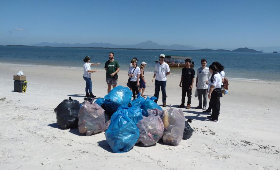 Portos do Paraná ajuda a retirar 220 quilos de resíduos de praia da Ilha do Mel