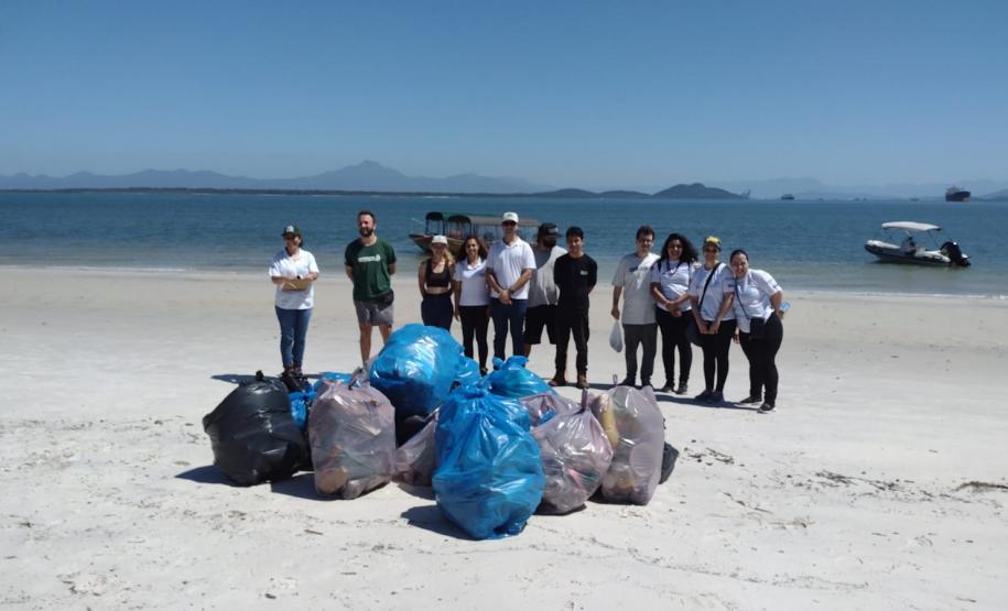 Portos do Paraná ajuda a retirar 220 quilos de resíduos de praia da Ilha do Mel
