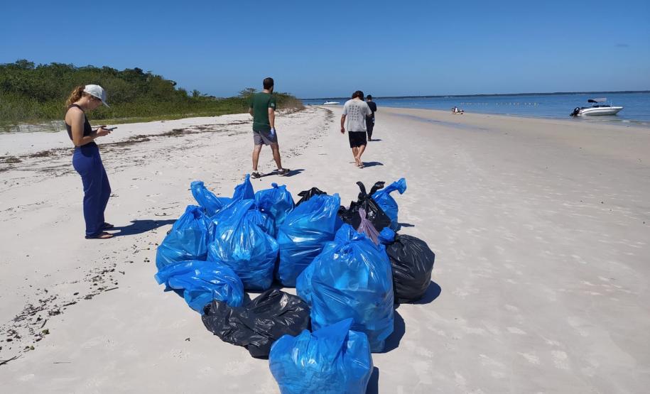 Portos do Paraná ajuda a retirar 220 quilos de resíduos de praia da Ilha do Mel