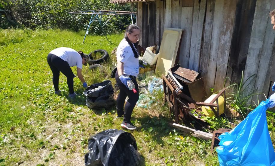 Portos do Paraná ajuda a retirar 220 quilos de resíduos de praia da Ilha do Mel