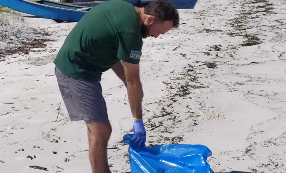 Portos do Paraná ajuda a retirar 220 quilos de resíduos de praia da Ilha do Mel