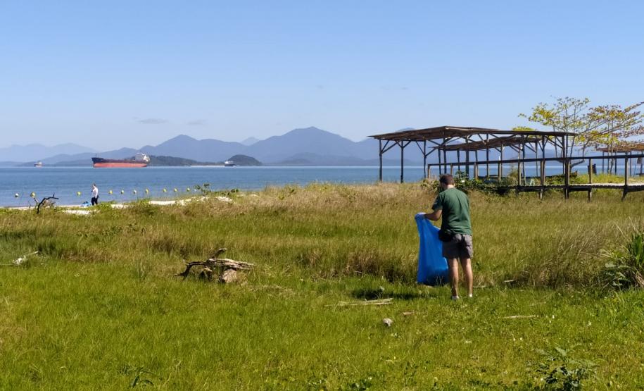 Portos do Paraná ajuda a retirar 220 quilos de resíduos de praia da Ilha do Mel