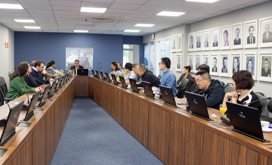 Comitiva com empresários chineses visita a Portos do Paraná