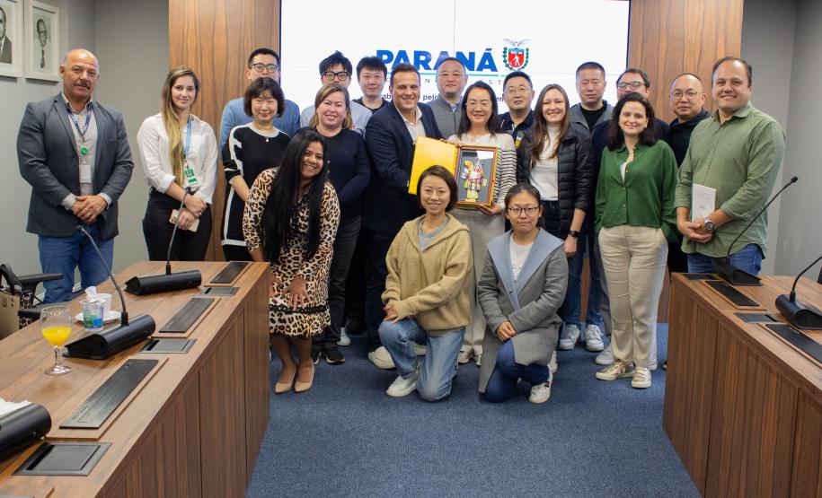 Comitiva com empresários chineses visita a Portos do Paraná