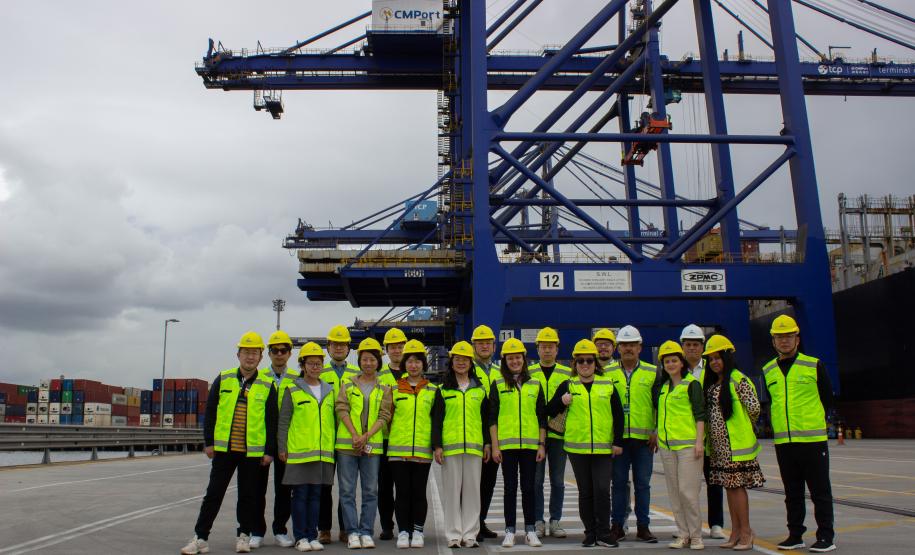 Comitiva com empresários chineses visita a Portos do Paraná