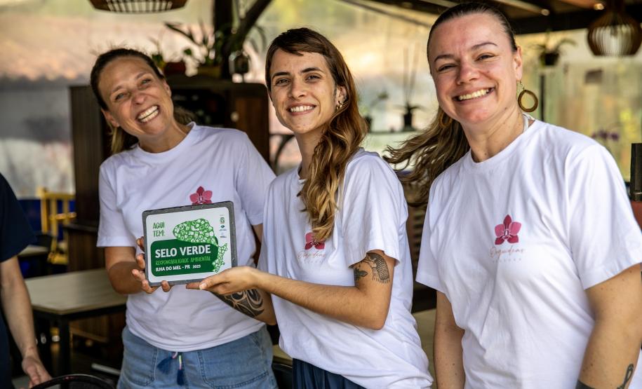 Portos do Paraná certifica empresas da Ilha do Mel com “Selo Verde 2023”
