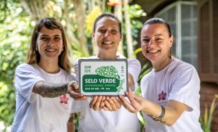 Portos do Paraná certifica empresas da Ilha do Mel com “Selo Verde 2023”