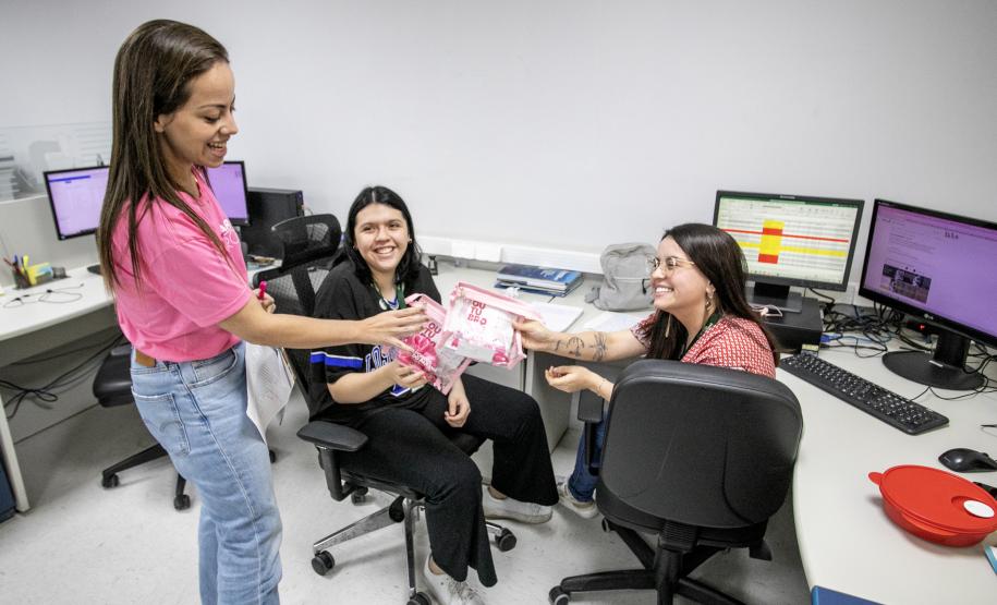 Ação marca encerramento da campanha Outubro Rosa na Portos do Paraná