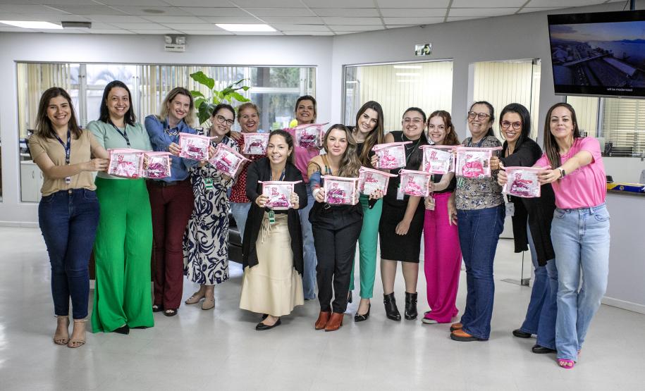 Ação marca encerramento da campanha Outubro Rosa na Portos do Paraná