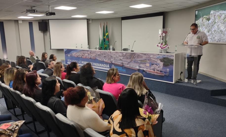 Portos do Paraná sedia formatura de mulheres operadoras de empilhadeira