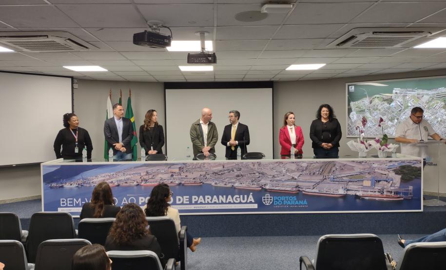 Portos do Paraná sedia formatura de mulheres operadoras de empilhadeira