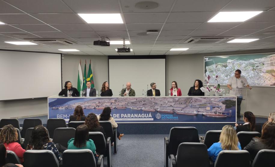 Portos do Paraná sedia formatura de mulheres operadoras de empilhadeira