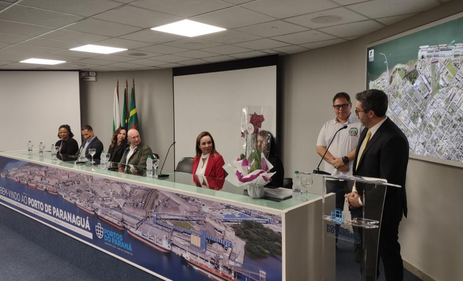 Portos do Paraná sedia formatura de mulheres operadoras de empilhadeira