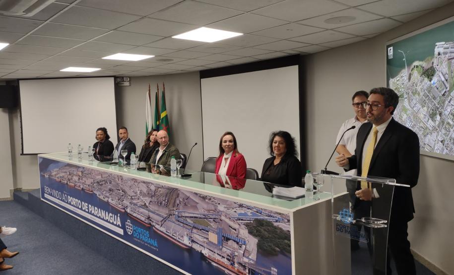 Portos do Paraná sedia formatura de mulheres operadoras de empilhadeira