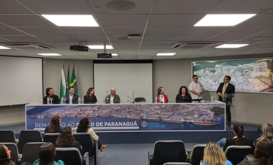 Portos do Paraná sedia formatura de mulheres operadoras de empilhadeira