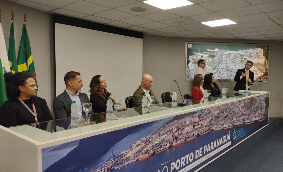 Portos do Paraná sedia formatura de mulheres operadoras de empilhadeira