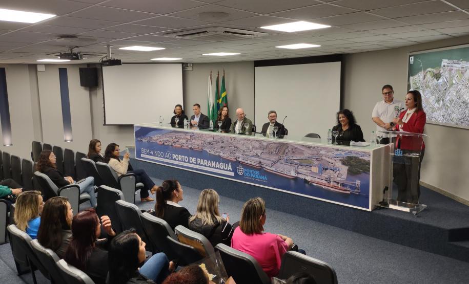 Portos do Paraná sedia formatura de mulheres operadoras de empilhadeira