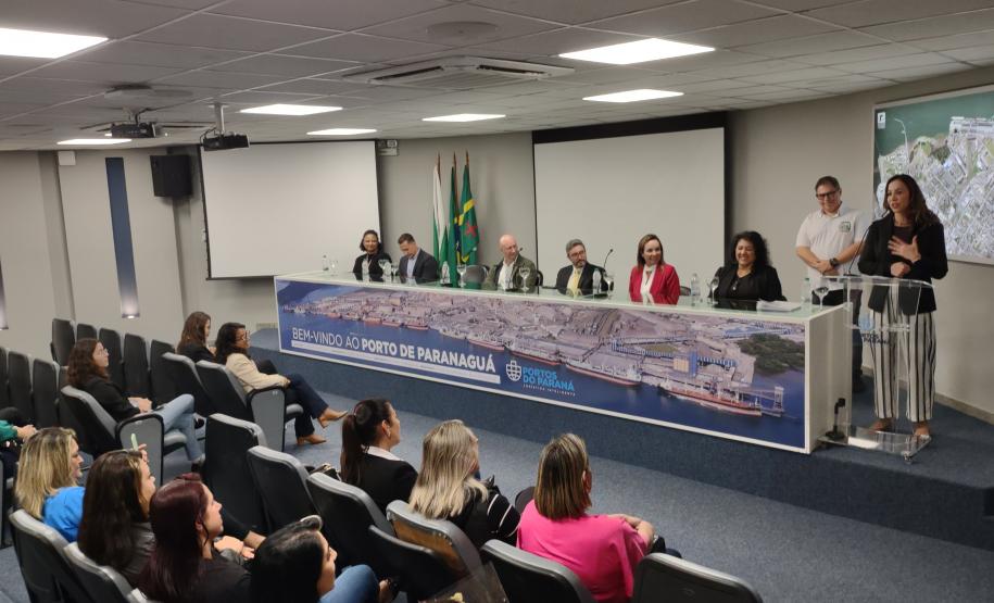 Portos do Paraná sedia formatura de mulheres operadoras de empilhadeira