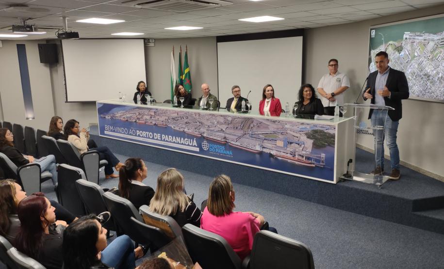 Portos do Paraná sedia formatura de mulheres operadoras de empilhadeira