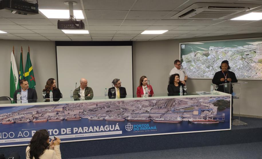 Portos do Paraná sedia formatura de mulheres operadoras de empilhadeira