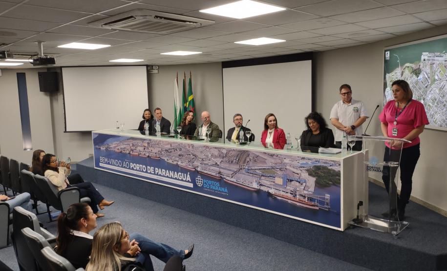 Portos do Paraná sedia formatura de mulheres operadoras de empilhadeira
