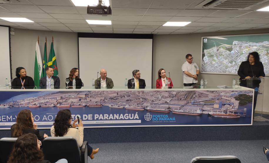 Portos do Paraná sedia formatura de mulheres operadoras de empilhadeira