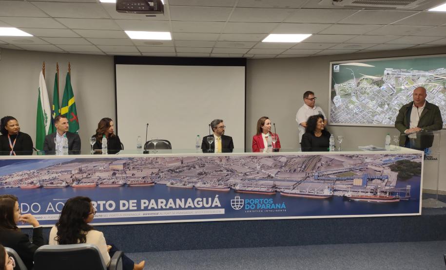 Portos do Paraná sedia formatura de mulheres operadoras de empilhadeira