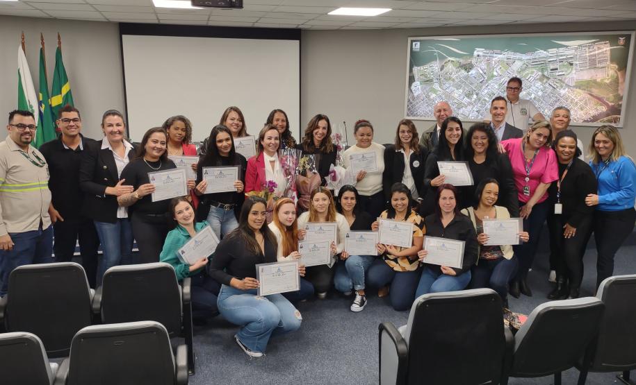 Portos do Paraná sedia formatura de mulheres operadoras de empilhadeira