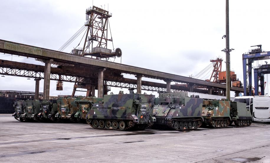 Porto de Paranaguá recebe mais 30 unidades de blindados para o Exército Brasileiro