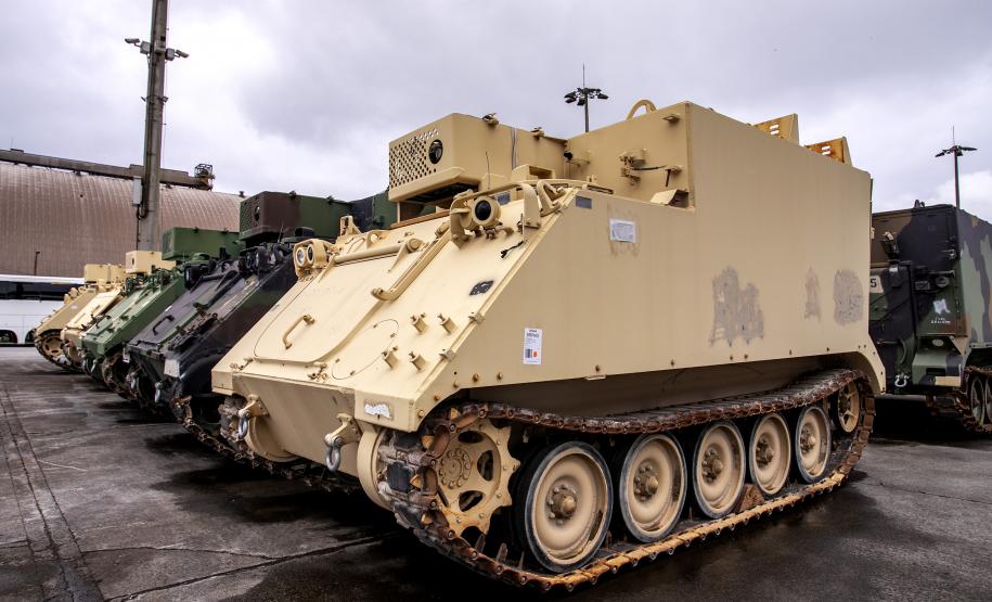 Porto de Paranaguá recebe mais 30 unidades de blindados para o Exército Brasileiro