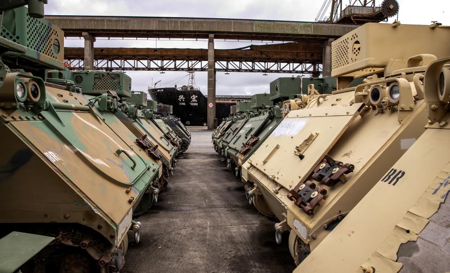 Porto de Paranaguá recebe mais 30 unidades de blindados para o Exército Brasileiro