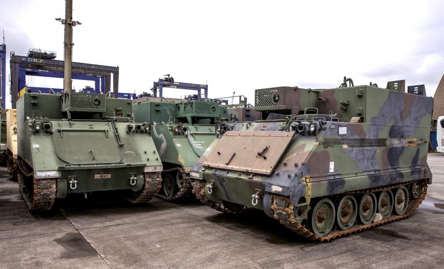 Porto de Paranaguá recebe mais 30 unidades de blindados para o Exército Brasileiro