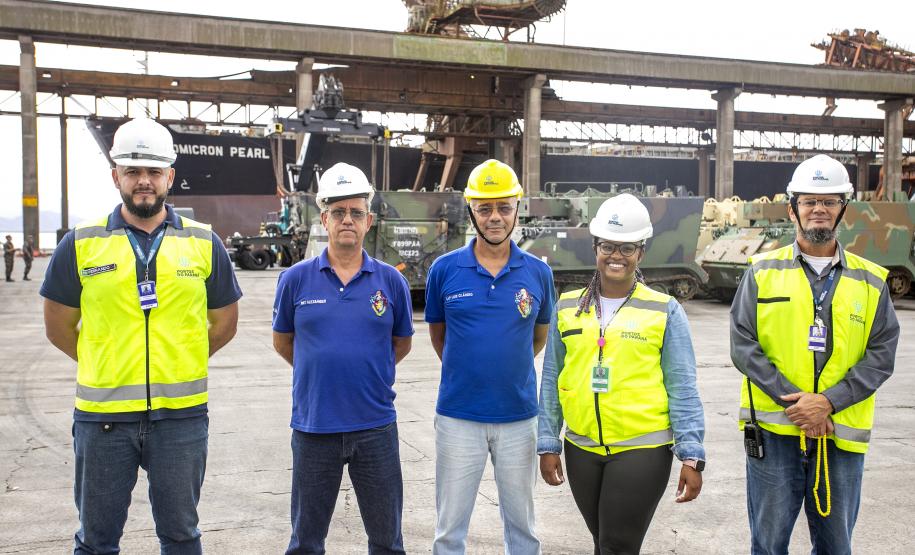 Porto de Paranaguá recebe mais 30 unidades de blindados para o Exército Brasileiro