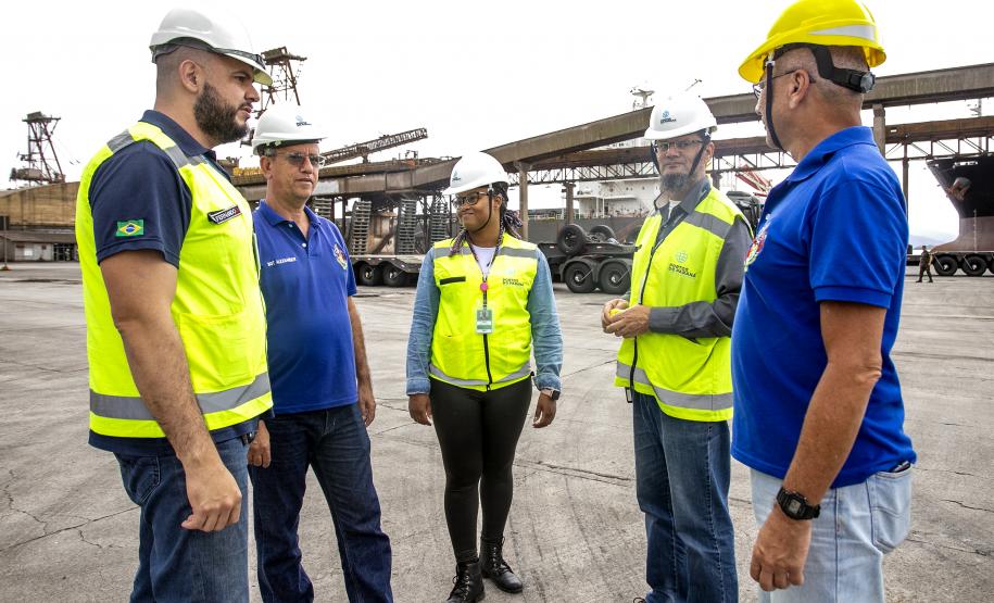 Porto de Paranaguá recebe mais 30 unidades de blindados para o Exército Brasileiro
