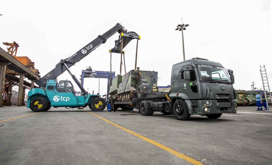 Porto de Paranaguá recebe mais 30 unidades de blindados para o Exército Brasileiro