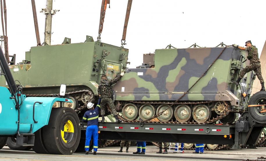 Porto de Paranaguá recebe mais 30 unidades de blindados para o Exército Brasileiro