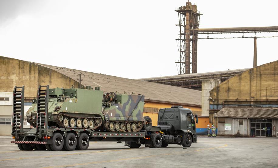 Porto de Paranaguá recebe mais 30 unidades de blindados para o Exército Brasileiro