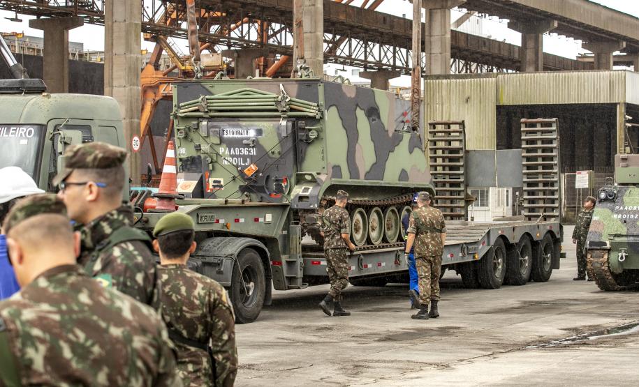 Porto de Paranaguá recebe mais 30 unidades de blindados para o Exército Brasileiro