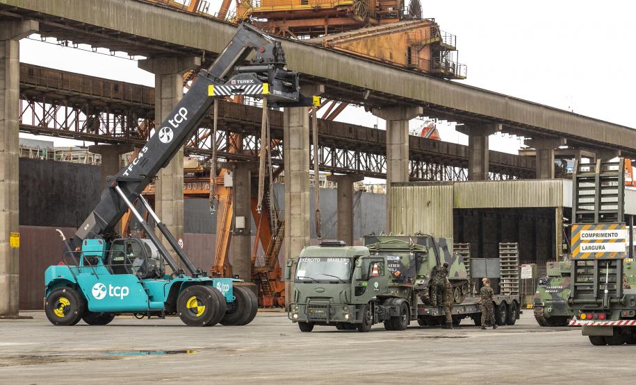 Porto de Paranaguá recebe mais 30 unidades de blindados para o Exército Brasileiro