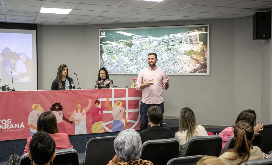 Especialistas em saúde realizam palestra sobre outubro rosa na Portos do Paraná