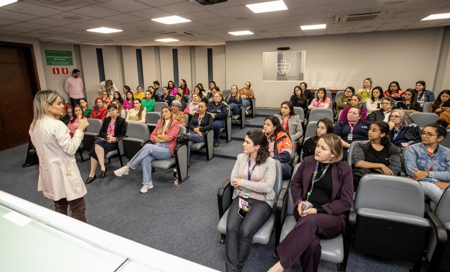 Especialistas em saúde realizam palestra sobre outubro rosa na Portos do Paraná