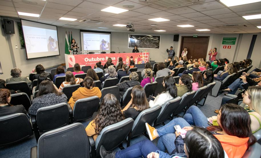 Especialistas em saúde realizam palestra sobre outubro rosa na Portos do Paraná
