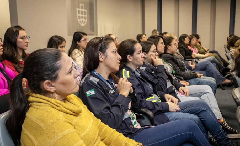 Especialistas em saúde realizam palestra sobre outubro rosa na Portos do Paraná