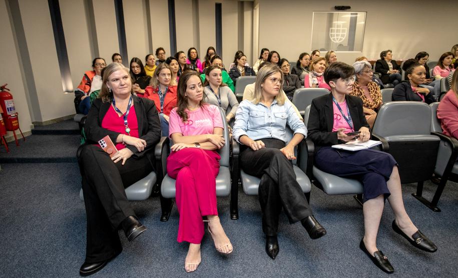 Especialistas em saúde realizam palestra sobre outubro rosa na Portos do Paraná